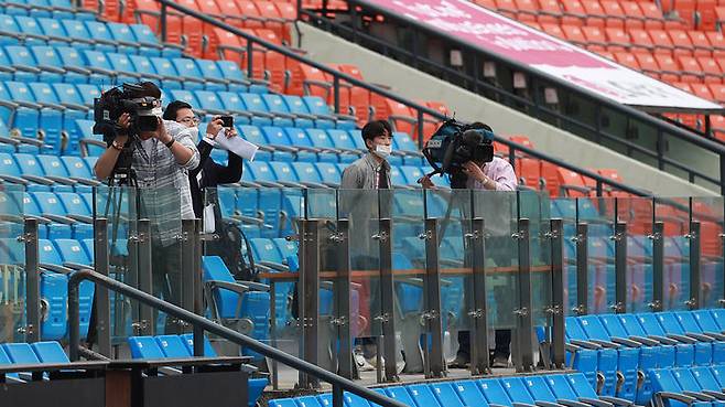 프로야구가 개막한 5일 오후 서울 잠실야구장에서 열린 두산 베어스와 LG 트윈스의 경기. CCTV, NHK 등 외신 기자들이 취재하고 있다.
