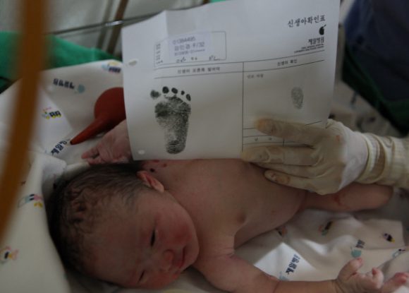 국내 첫 여성 전문병원을 표방한 제일병원에서는 출산 아기에게 발 도장을 찍어주는 마케팅을 펼쳐서 최근까지 이어왔다. 사진은 1994년 새해 첫 아기의 발 도장.