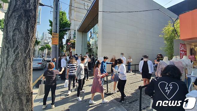 아이폰SE가 출시되는 6일 오후 3시쯤 애플스토어 가로수길점 앞에 구매를 기다리는 사람들이 줄을 서있다. 2019.05.06. /뉴스1 ©News1 김정현 기자