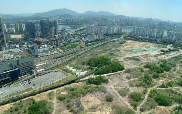 서울 용산역 인근 철도정비창 터는 민간 주도로 이뤄지던 ‘국제업무지구’ 개발 사업이 무산된 2013년 이후 지금까지 방치돼왔다. 정부와 서울시는 이 땅에 8000가구 규모 미니 신도시를 지어 서울 주택난 해소에 기여한다는 방침이다./고운호 기자
