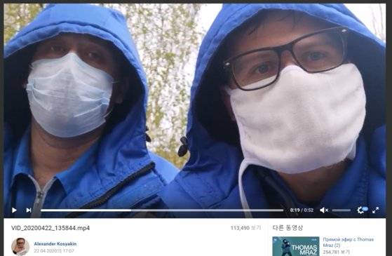 러시아 응급의 알렉산더 슐레포브(왼쪽)와 동료 알렉산더 코스야킨(오른쪽)이 SNS에 병원의 의료장비 부족 실태를 비판하는 동영상을 올렸다. [브콘탁테 캡처]