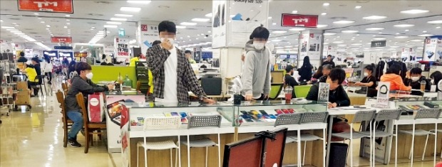 황금연휴 대목을 맞은 4일 서울 구로동 신도림테크노마트에서는 최신 스마트폰인 갤럭시S20가 10만~20만원대에 팔리는 등 유통점 간 가입자 유치 경쟁이 치열했다.  홍윤정 기자 yjhong@hankyung.com
