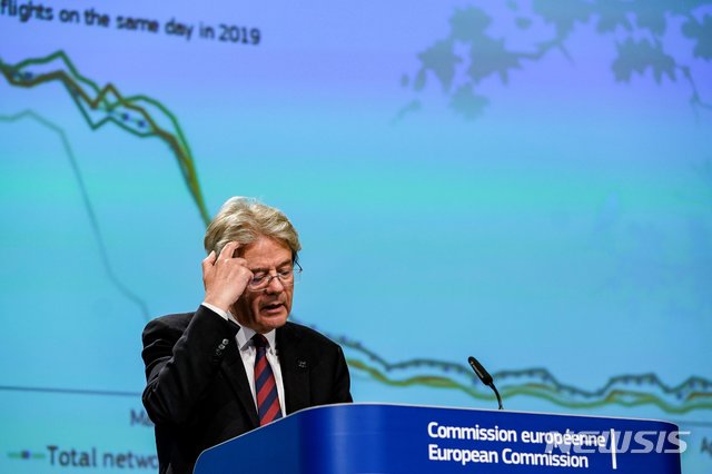 [브뤼셀(벨기에)=AP/뉴시스]파올로 젠틸로니 유럽연합(EU) 집행위원회의 경제담당 부위원장이 6일 벨기에 브뤼셀의 EU 본부에서 열린 경제 관련 언론 간담회에서 EU 경제전망에 대해 설명하고 있다. EU는 이날 발표한 최신 경제전망 보고서에서 EU 경제가 올해 7.5% 마이너스 성장을 기록할 것으로 예측했다. 2020.5.6