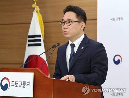 수도권 주택공급 기반 강화 방안 발표하는 박선호 1차관 (세종=연합뉴스) 김주형 기자 = 박선호 국토교통부 1차관이 6일 오후 세종시 정부세종청사에서 '수도권 주택공급 기반 강화 방안' 발표를 하고 있다. 2020.5.6