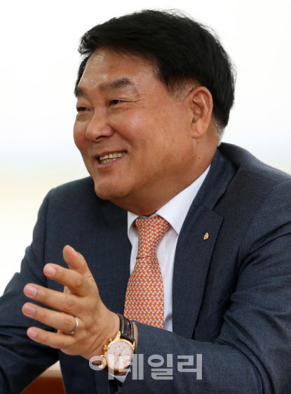 박재홍 대한주택건설협회 회장이 4일 서울 영등포구 대한주택건설회관에서 이데일리와 인터뷰하고 있다. 박 회장은 “지방 부동산정책은 서울을 비롯한 수도권과는 차별화된 정책을 펴야한다”고 했다.(사진=방인권 기자)