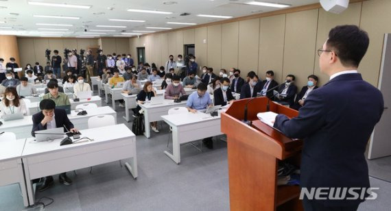 박선호 국토교통부 1차관이 지난 6일 오후 정부세종청사에서 오는 2022년까지 서울 도심에 7만호 부지를 추가 확보하고 2023년 이후 수도권에 연평균 25만호+α 수준의 주택 공급이 담긴 '수도권 주택공급 기반 강화 방안'을 발표하고 있다. 뉴시스