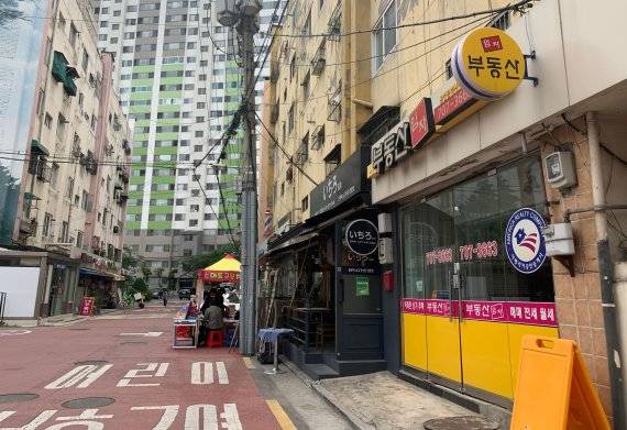 서울 용산구 서부이촌동 시범아파트에 있는 공인중개사무소. 정부가 6일 용산 정비창 부지 개발 계획을 발표하자 서부이촌동 일대 중개사들은 '호재'라며 환영했다. 사진=강현수 기자