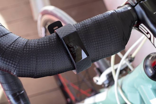 자체 GPS를 내장해 스마트폰 없이도 위치 정보를 기록한다. 출처=IT동아