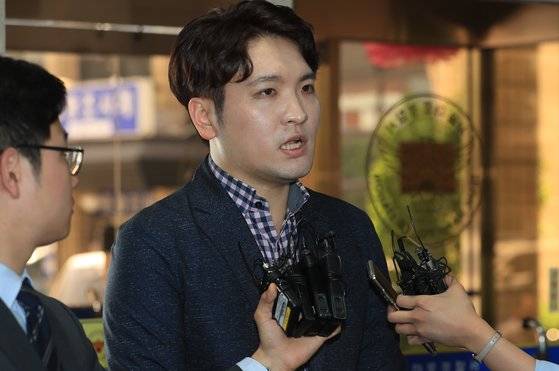 2018년 5월 서울 마포경찰서에 '유명 유튜버' 성추행 및 노출사진 유출 피해 사건 관련 참고인 신분으로 출석한 박형진 이지컴즈 대표 [연합뉴스]