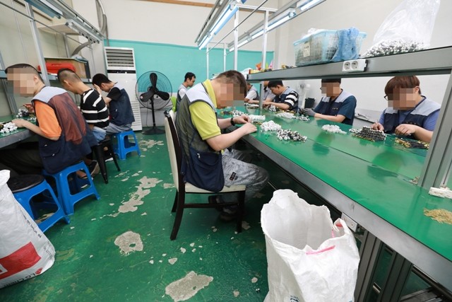 8월19일 경기도 김포에 있는 장애인 직업재활시설(보호작업장) ‘밀알꿈씨’에서 장애인들이 형광등 안정기 부품을 조립하고 있다. 류우종 기자