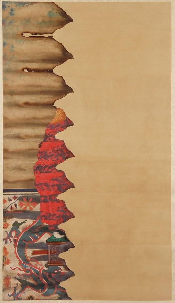 숙종 어진으로 추정되는 불 탄 초상화. 붉은 곤룡포를 입고 교의자에 앉은 모습의 전신상 어진이다. 표제 부분을 포함한 오른쪽이 3분의2 가량 소실돼 얼굴이 전혀 남아있지 않다. 학자들은 바닥에 깔린 화문석과 곤룡포 양식 등을 근거로 숙종 어진으로 추정한다. [사진 국립고궁박물관]