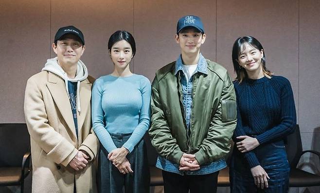 tvN 새 토일드라마 '사이코지만 괜찮아' 출연진. 왼쪽부터 오정세, 서예지, 김수현, 박규영 (사진=tvN 제공)