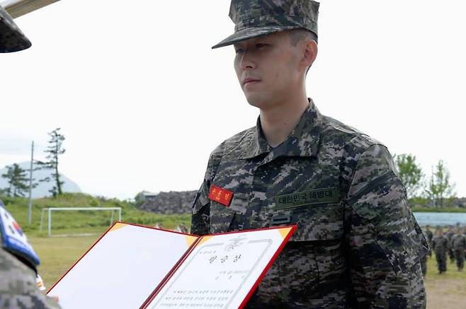 기초훈련을 1등으로 수료해 필승상 받고 있는 손흥민. 해병대 제공