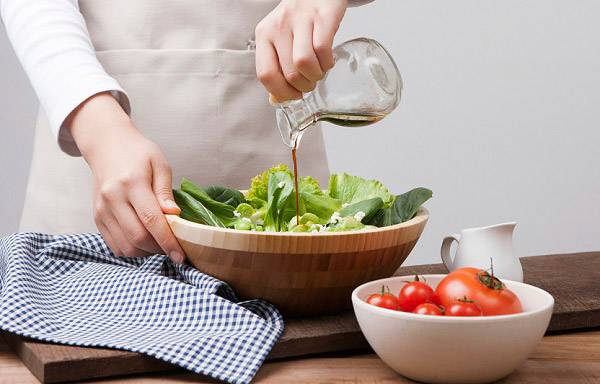 더위를 덜 타려면 적당히 짭짤하게 먹고, 채소나 과일 섭취를 늘리면 좋다. /사진=클립아트코리아