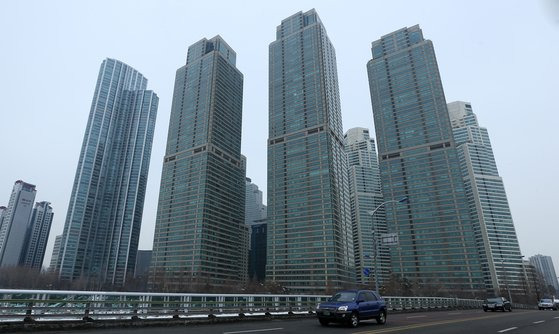 서울 강남구 도곡동 초고층 고급 주상복합아파트인 타워팰리스.