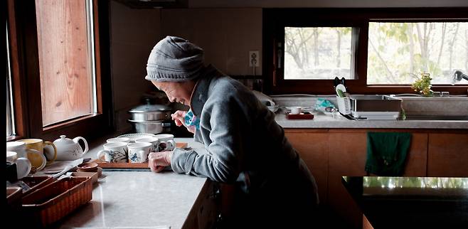 조경가 정영선씨는 경기 양평에 작은 집을 짓고 정원을 가꾸며 산다. 첩첩산중에 버려진 것이나 다름없던 습지를 오랫동안 가꾸고 다듬어 풀꽃이 자랄 수 있는 땅으로 만들었다. 현장에선 강단 있는 조경가인 그는 개인적인 삶을 풀어놓을 때는 부끄러운 듯 자주 웃었다. 장은교 기자.