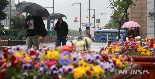 [서울=뉴시스] 이영환 기자 = 전국적으로 비가 내린 9일 오전 서울 종로구 광화문네거리 인근에서 시민들이 우산을 쓰고 이동하고 있다. 2020.05.09.  20hwan@newsis.com