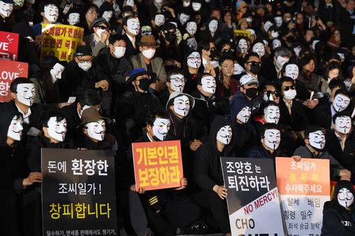 가면을 쓴 대한항공 직원들과 시민들이 지난 2018년 5월 4일 저녁 서울 세종문화회관 앞에서 한진그룹 총수 조양호 회장 일가의 '갑질'을 규탄하고 경영 퇴진을 촉구하는 집회를 갖고 있다. 허정호 선임기자