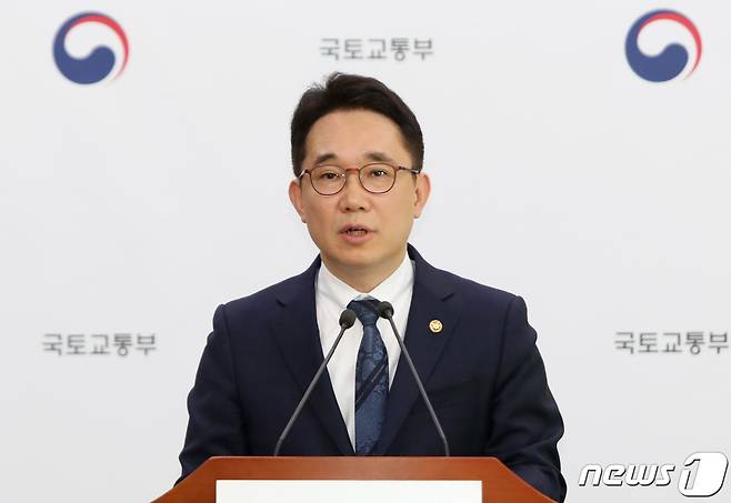 박선호 국토교통부 1차관이 6일 오후 세종시 정부세종청사에서 '수도권 주택공급 기반 강화 방안' 발표를 하고 있다. 정부는 공공주도 재개발사업 등을 통해 서울 도심의 주택공급을 7만가구 더 늘린다고 이날 전했다. 3기 신도시엔 사전청약제가 도입돼 국민들의 주택공급 체감도를 높인다는 전략이다. (국토교통부 제공) 2020.5.6/뉴스1