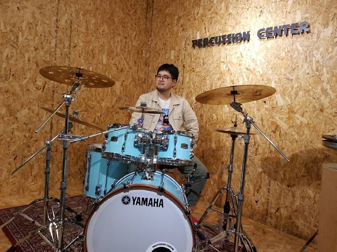 양재동 '퍼커션센터'에서 야마하 레코딩 커스텀으로 시연을 보이고 있는 김승호. [사진=조성진]