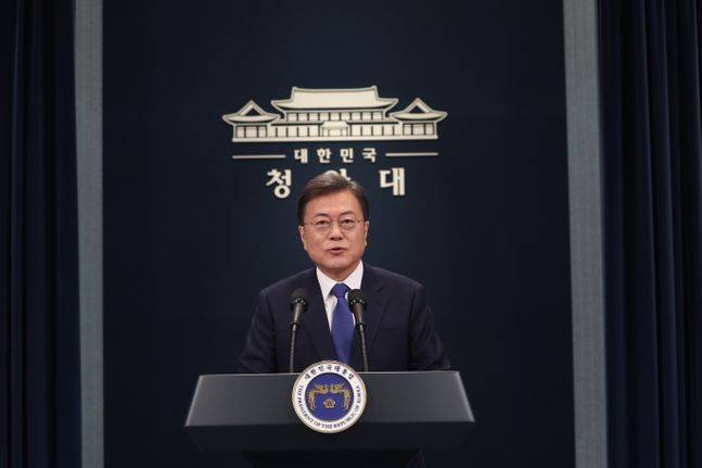 문재인 대통령이 10일 청와대 춘추관 대브리핑실에서 대통령 취임 3주년 특별연설을 하고 있다. ⓒ뉴시스