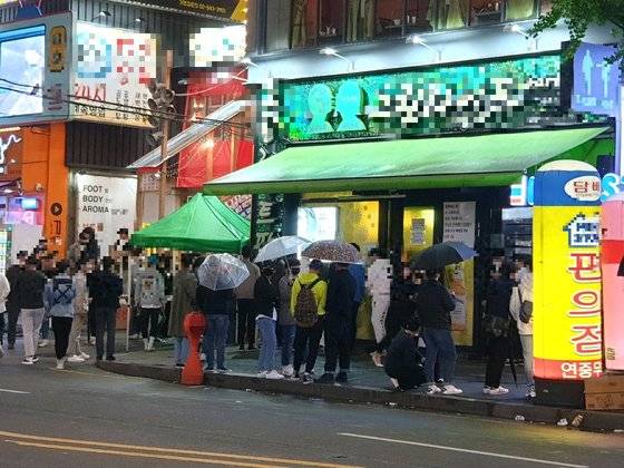 9일 오후 11시, 서울 마포구 홍대의 한 헌팅 포차 앞에서 약 30여명이 입장을 하기 위해 대기 중이다. 이우림 기자.