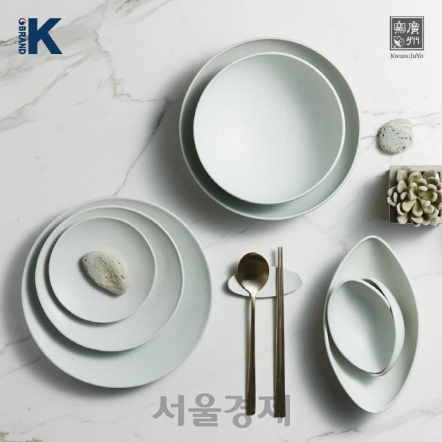 브랜드K를 달고 글로벌 시장 공략에 나서는 ‘한결 시리즈’는 3D 프린팅 기술을 활용해 특유의 삼배 질감을 본 떠 대량생산이 가능하도록 했다. /사진제공=광주요