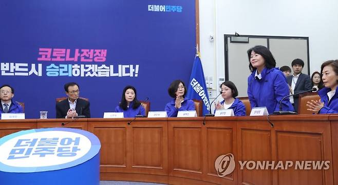 인사하는 더불어시민당 비례대표 7번 윤미향 후보 (서울=연합뉴스) 안정원 기자 = 지난 3월 26일 서울 여의도 국회 더불어민주당 대표회의실를 방문한 더불어시민당 비례대표 7번인 윤미향 일본군성노예제 문제 해결을 위한 정의기억연대 이사장이 간담회에 앞서 인사하는 모습. [연합뉴스 자료사진]