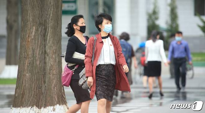 북한 선전매체 '서광'은 지난 7일 평양 주민들의 봄맞이 옷차림과 머리 모양을 공개했다.('서광' 갈무리)ⓒ 뉴스1