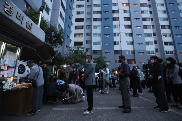 숨진 아파트 경비원을 위한 추모식에 참석한 아파트 입주민들이 고인을 추모하기 위해 순서를 기다리고 있다./ 장련성 기자
