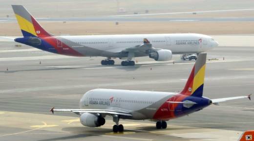 인천국제공항 주기장에 늘어선 아시아나항공 여객기들/사진=뉴시스