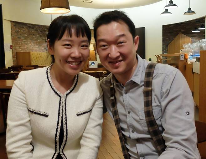 취약계층 영어 봉사하는 벨기에 입양 한인 장하다 씨 (서울=연합뉴스) 강성철 기자 = 벨기에 입양 한인으로 모국에 정착한 장하다 씨는 6년 전부터 국제한국입양인봉사회와 함께 취약계층 아동을 위한 영어교육 봉사를 펼치고 있다. 아내 서정임 씨와 장하다(사진 우측) 씨. 2020.5.11 wakaru@yna.co.kr