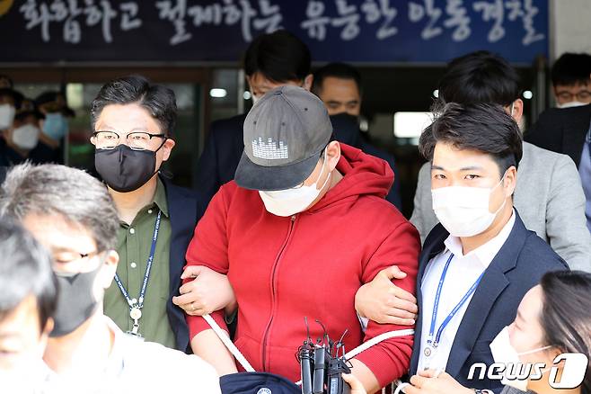 아동·청소년의 성보호에 관한 법률 위반(아동성착취물 제작ㆍ배포 등) 혐의를 받는 텔레그램 'n번방' 운영자 A씨(24·아이디 갓갓)가 12일 오전 대구지방법원 안동지원에서 열리는 구속 전 피의자 심문(영장실질심사)을 받기 위해 안동경찰서를 나서고 있다. 2020.5.12/뉴스1 © News1 공정식 기자