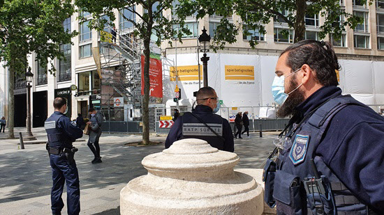 지하철역 입구에서 근무중인 RATP(파리교통공사) 보안요원들. 마스크를 안 쓴 사람의 역내 진입을 막았다/손진석 특파원