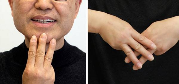 '서울'(왼쪽)과 '밭'을 뜻하는 수어. 서울은 한자의 서울 京(경)자에서 유래했고, 밭은 田(전)의 모습을 닮았다. 국어 단어처럼 수어도 한자 문화의 영향을 많이 받았다./ 조인원기자