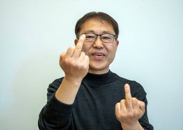 중지를 펴서 한손을 올리면 형이 되고 내리면 동생이다. 수어로 또다른 중지를 편 모습의 의미는 산(山)을 뜻하기도 한다. 하지만 영어권에서 이런 모습을 보이면 상대를 모욕하는 욕설이 된다. 수어도 문화나 나라별로 다른 뜻을 갖고 있다./ 조인원기자