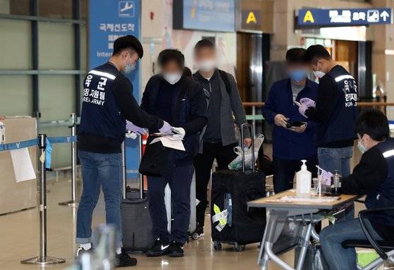 아프리카에 고립돼있던 국민이 지난 4월 19일 일본 전세 항공편으로 인천국제공항에 도착해 방역 관계자들과 이야기를 나누고 있다. 귀국 항공편을 구하는 데 애를 먹던 이들은 케냐, 수단, 르완다, 세네갈, 가나, 부룬디, 기니, 우간다, 코트디부아르 등에서 일본 전세 항공편을 타고 에티오피아 아디스아바바로 집결해 입국했다. [뉴스1]