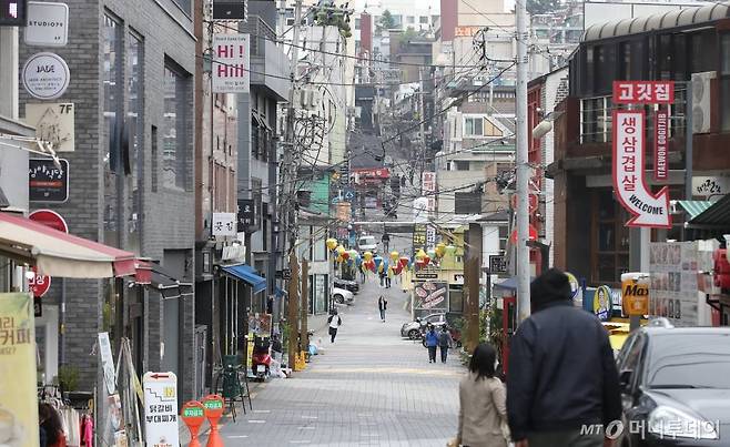 [서울=뉴시스] 조수정 기자 = 이태원 클럽발 신종 코로나 바이러스 감염증(코로나19) 집단 감염이 우려되는 가운데 10일 서울 용산구 이태원 일대가 한산한 모습을 보이고 있다. 이곳에서 노점을 하고 있는 상인은 "원래는 주말 이 먹거리골목에 사람이 아주 많다. 클럽발 코로나19 이후 사람이 확 줄었다"고 설명했다. 2020.05.10.   chocrystal@newsis.com