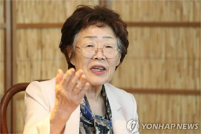 일본군 '위안부' 피해 생존자인 이용수 할머니가 7일 오후 대구시 남구 한 찻집에서 열린 기자회견에서 의견을 밝히고 있다. (사진=연합뉴스)