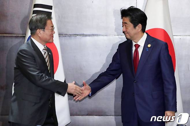 문재인 대통령(왼쪽)과 아베 신조 일본 총리 <자료사진> ⓒ AFP=뉴스1