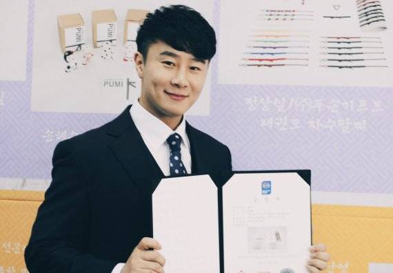 두손기프트는 문화체육관광부가 주최하고 한국관광공사가 주관한 제19회 대한민국 관광기념품 공모전 테마(태권도) 기념품 분야에 '태권도 자수팔찌'를 출품해 장려상을 받았다.