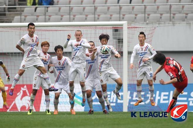 ▲ 김치우 프리킥 ⓒ한국프로축구연맹