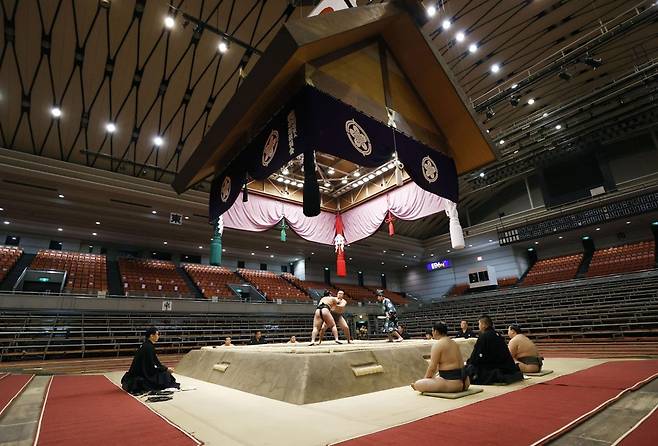 日本相撲史上初無関中競技(景気)去る 3月 8日日本大阪(大阪)の相撲競技場で無関中に開かれている春期相撲大会 