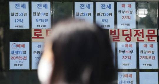 서울 아파트 전세 시장 상승세가 심상치 않다. 정부가 21대 국회 개원과 동시에 규제 카드를 꺼내들 지 주목된다. 사진은 서울 강남구의 한 부동산공인중개업소 모습.<연합뉴스>