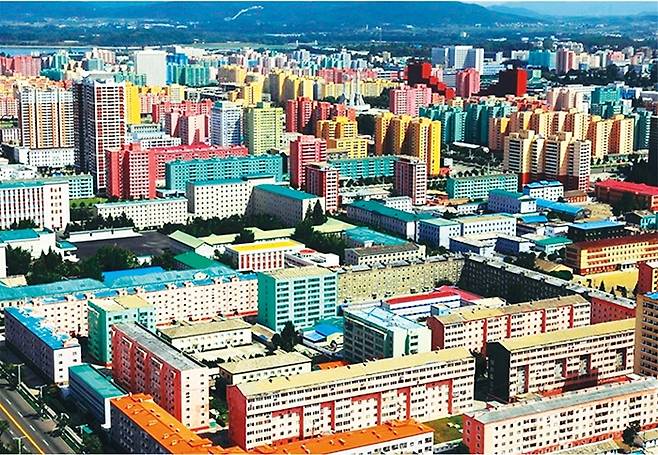 평양과 서울은 색감으로 대비된다. 서울은 기억할 만한 색채가 없다는 평을 듣는 반면(사진1), 평양은 최근 갖가지 파스