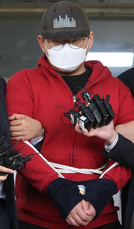 텔레그램에서 성 착취물 공유 대화방인 'n번방'을 최초로 개설한 '갓갓'은 24세 대학생 문형욱으로 밝혀졌다.경북지방경찰청은 13일 아동청소년성보호법 위반 혐의 등으로 구속된 '갓갓' 문형욱의 신상정보를 공개했다. 사진은 전날 구속 전 피의자 심문(영장실질심사)을 앞두고 모습을 드러낸 문형욱. 뉴스1