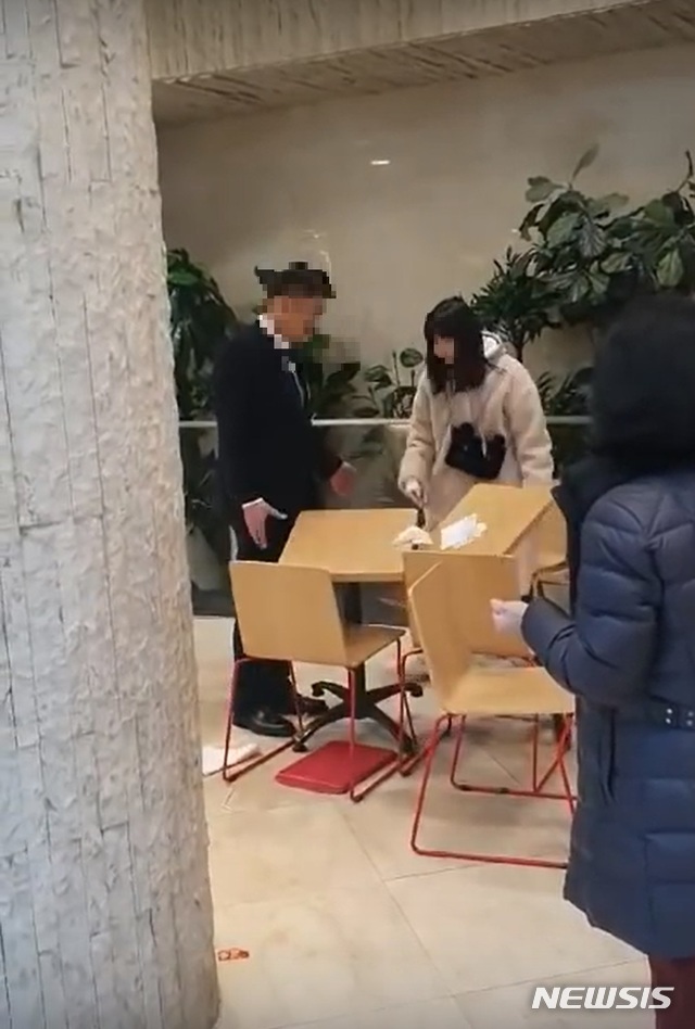 [서울=뉴시스] 지난 1월10일 오후 서울 중구의 한 백화점에서 한 고객이 난동을 부리고 있는 모습. (사진=유튜브 캡처)