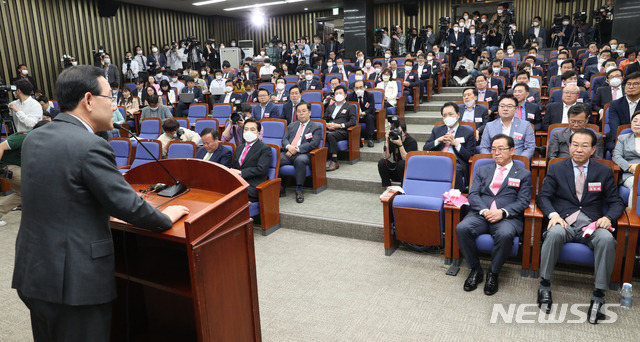 [서울=뉴시스]김진아 기자 = 8일 국회에서 열린 미래통합당 당선인 총회에서 새 원내대표에 선출된 주호영 의원이 인사말을 하고 있다. 2020.05.08.photo@newsis.com