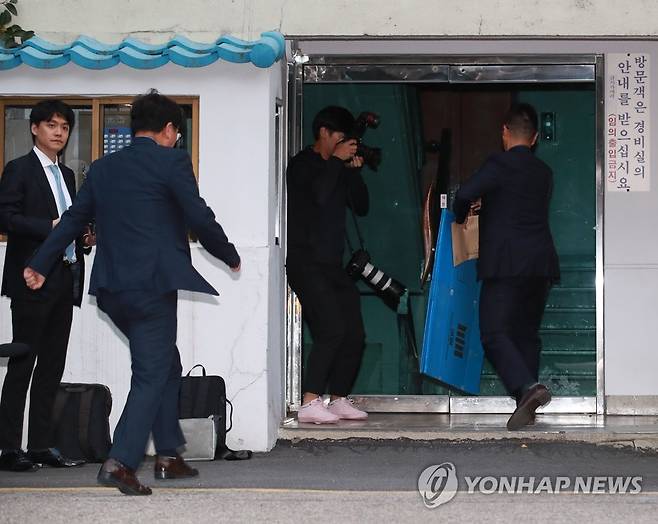 조국 전 법무부 장관 자택 압수수색 [연합뉴스 자료사진]