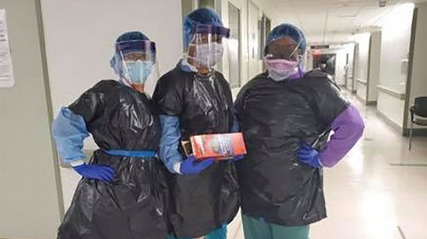 개인 보호장비가 없어 쓰레기봉투를 걸치고 있는 미국 간호사들의 모습